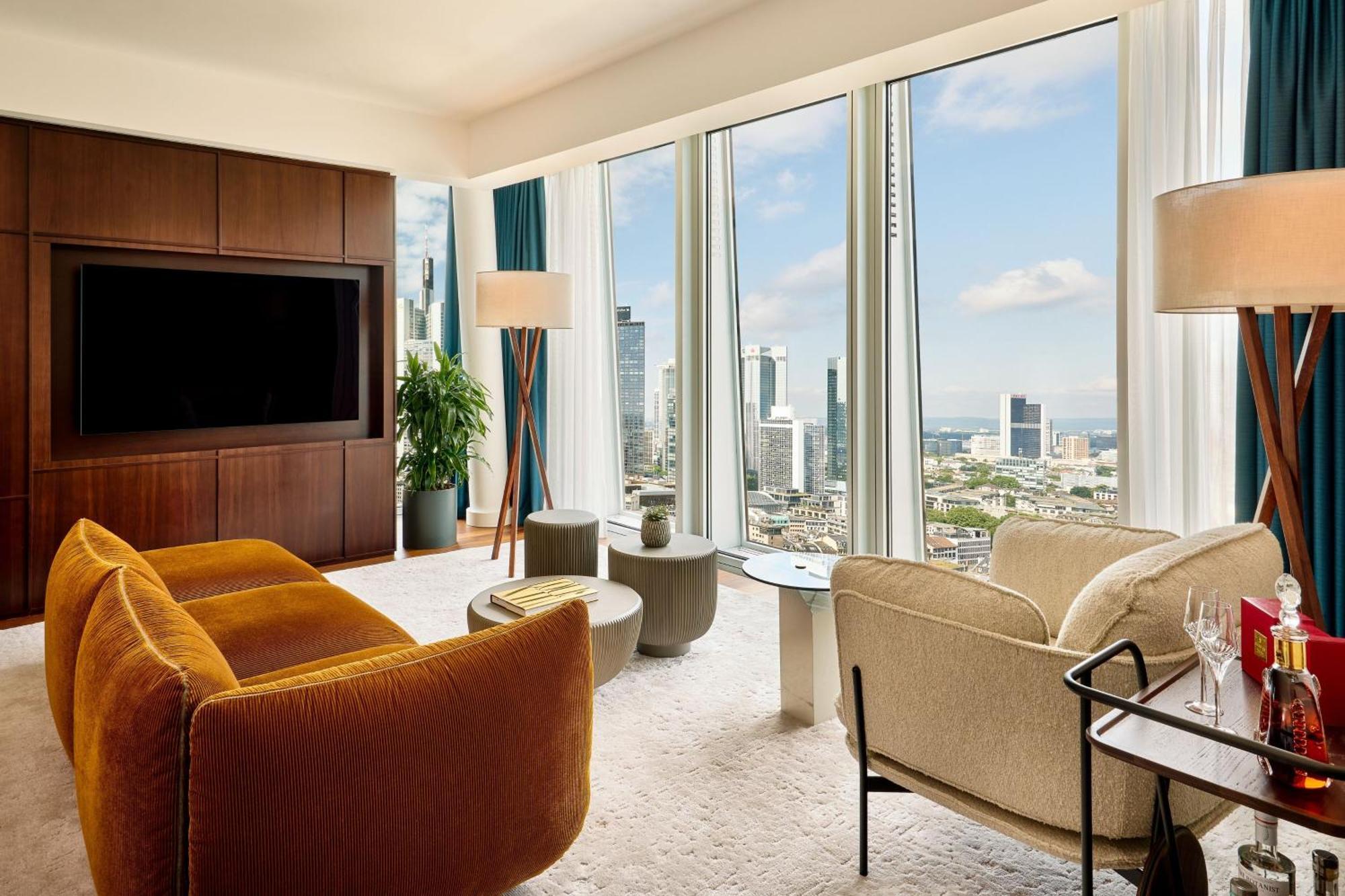 Jw Marriott Hotel Frankfurt Frankfurt am Main Exterior foto A living room at the West Hollywood Edition