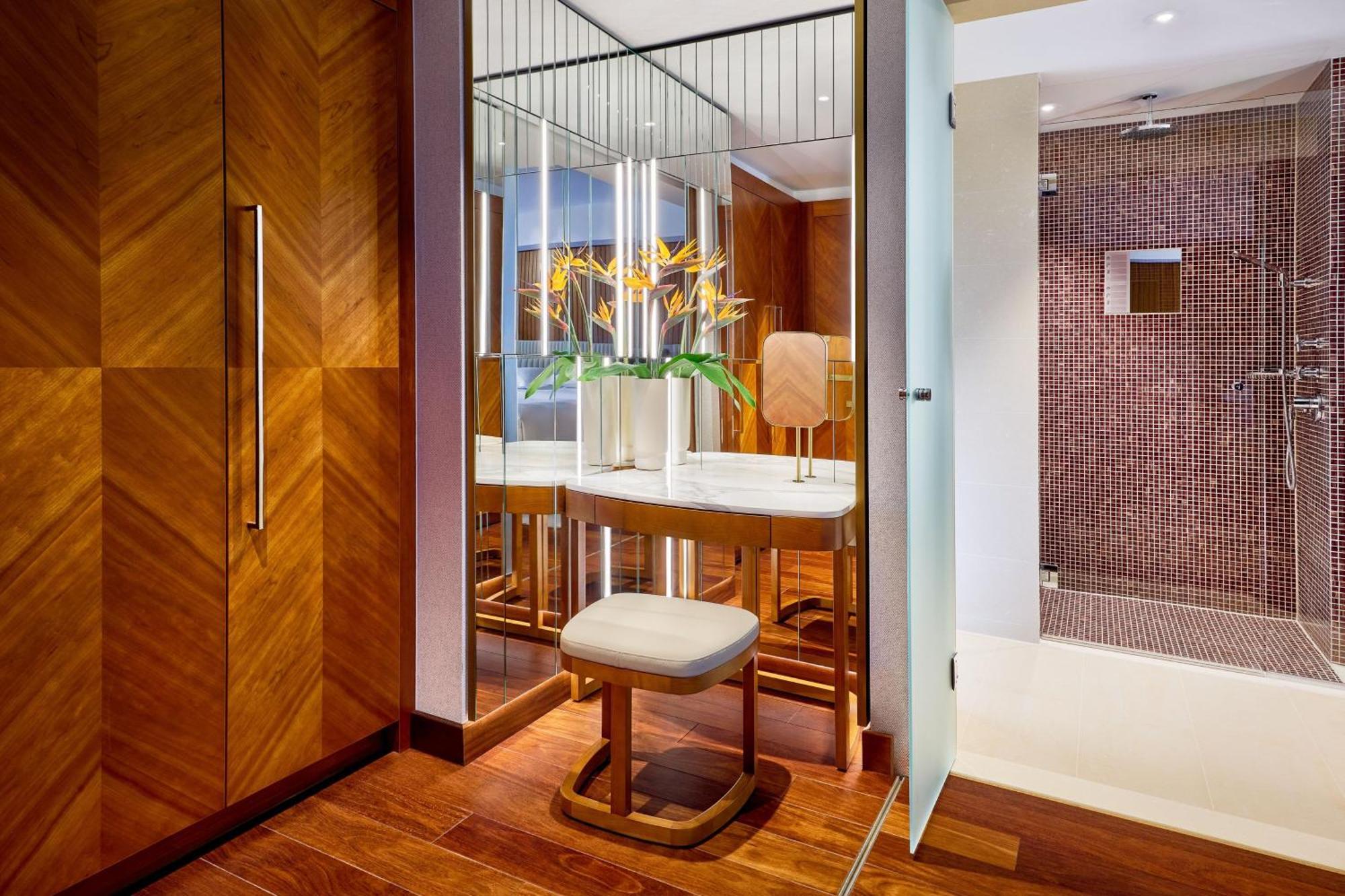 Jw Marriott Hotel Frankfurt Frankfurt am Main Exterior foto A bathroom in a suite