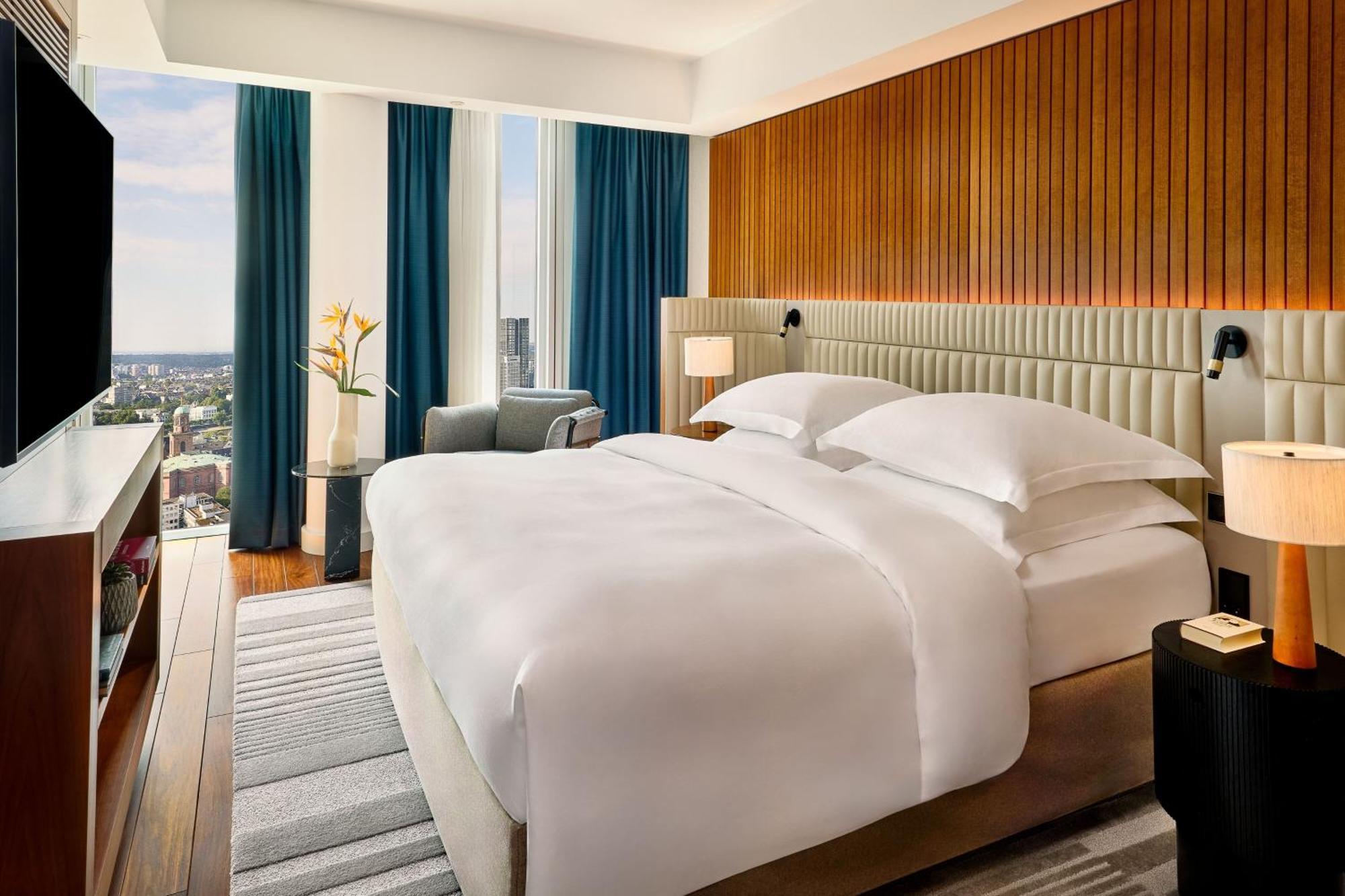 Jw Marriott Hotel Frankfurt Frankfurt am Main Exterior foto A guest room at the hotel
