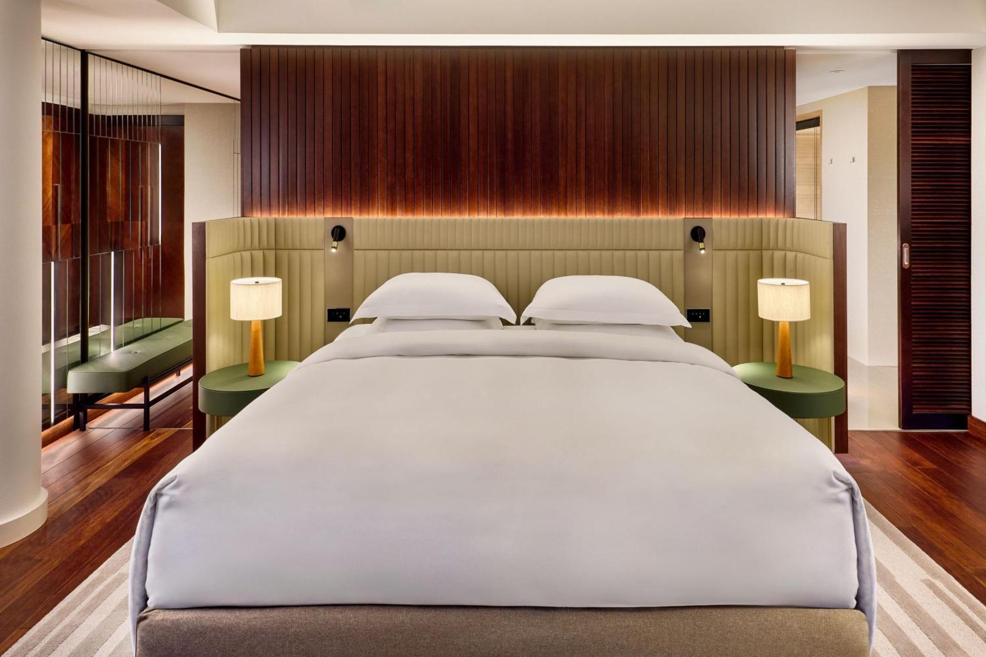 Jw Marriott Hotel Frankfurt Frankfurt am Main Exterior foto A bedroom at the hotel