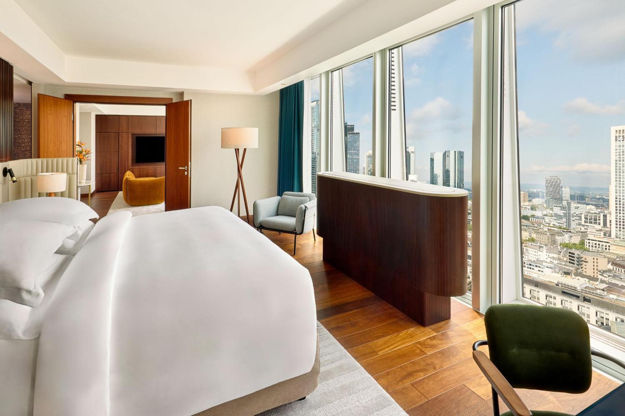Jw Marriott Hotel Frankfurt Frankfurt am Main Exterior foto A bedroom at the hotel