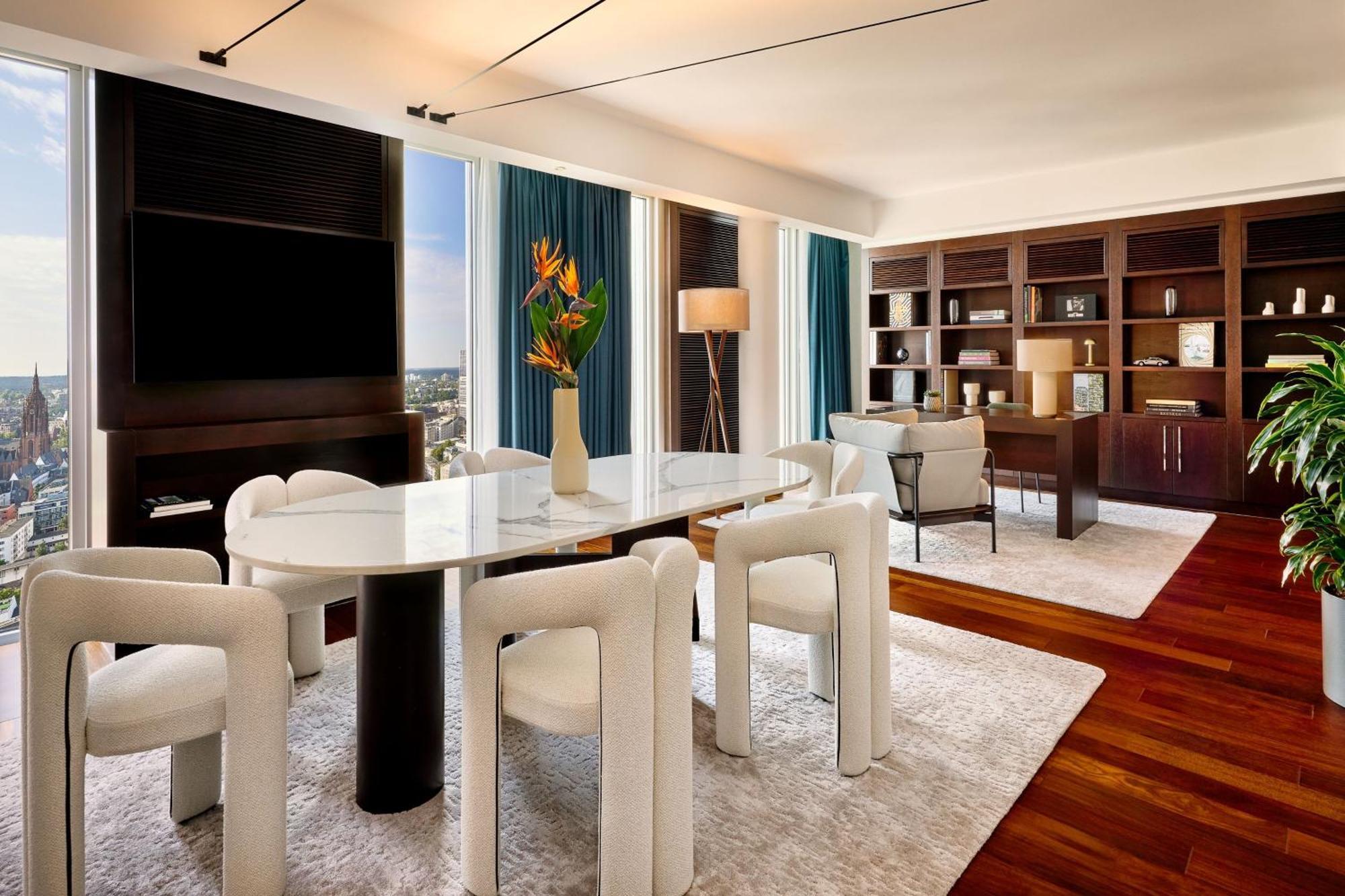 Jw Marriott Hotel Frankfurt Frankfurt am Main Exterior foto The interior of a presidential suite at the Four Seasons Hotel
