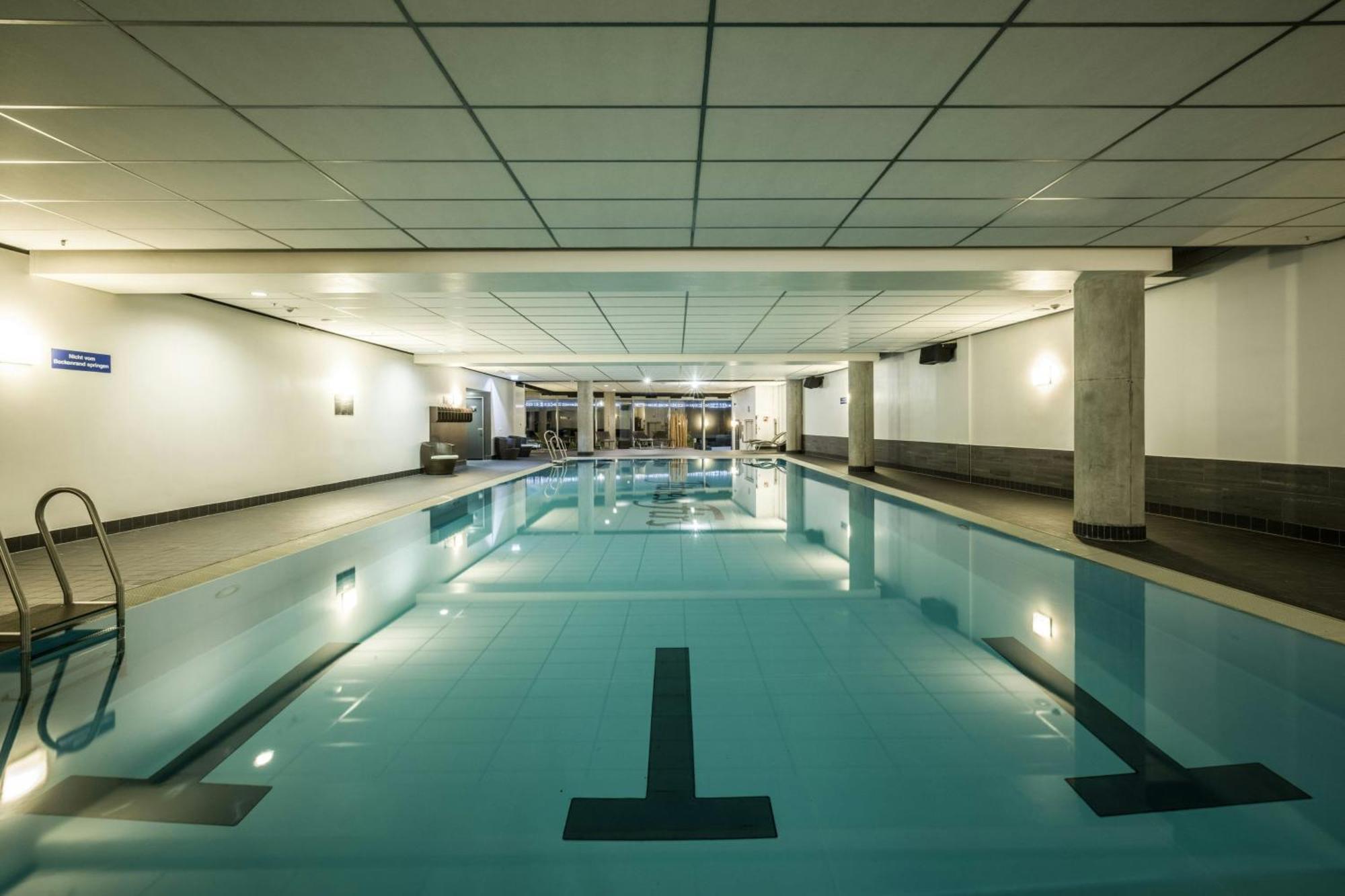 Jw Marriott Hotel Frankfurt Frankfurt am Main Exterior foto The swimming pool at the hotel