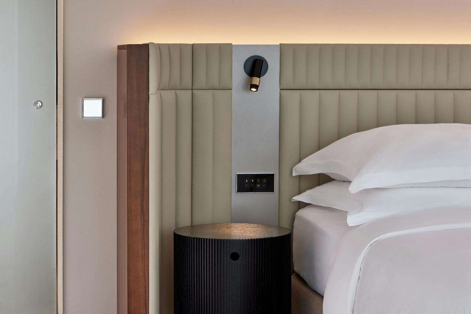 Jw Marriott Hotel Frankfurt Frankfurt am Main Exterior foto A wall-mounted light