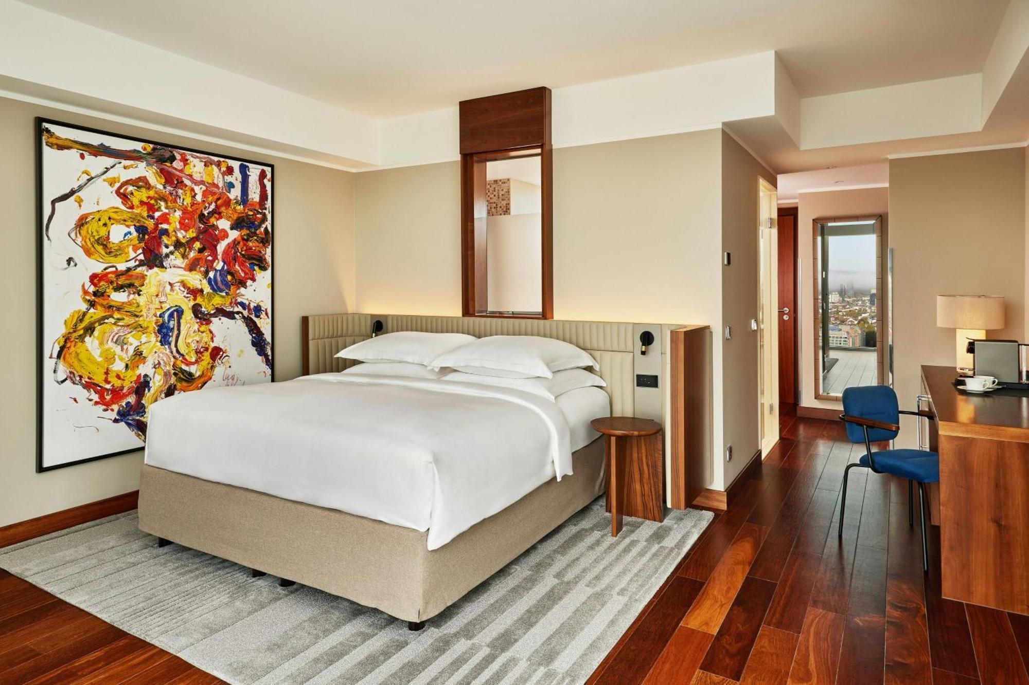 Jw Marriott Hotel Frankfurt Frankfurt am Main Exterior foto A bedroom at the hotel