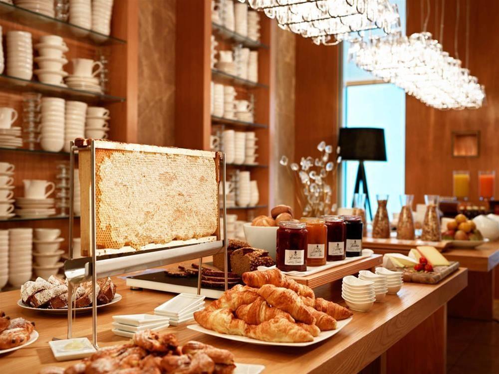 Jw Marriott Hotel Frankfurt Frankfurt am Main Exterior foto Honeycomb at a buffet
